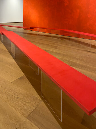 Individuelle Ausstellungsflaeche für kleine Glasskulpturen in rot