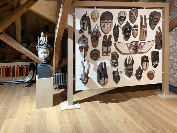 Präsentationswand für Masken in einem Museum